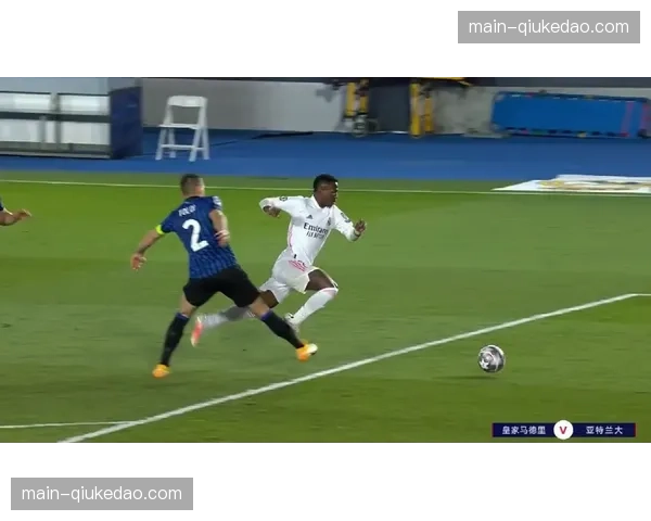 暖心一幕：小球童鞋子脱落，皇马边锋维尼修斯赛中为其亲自穿好