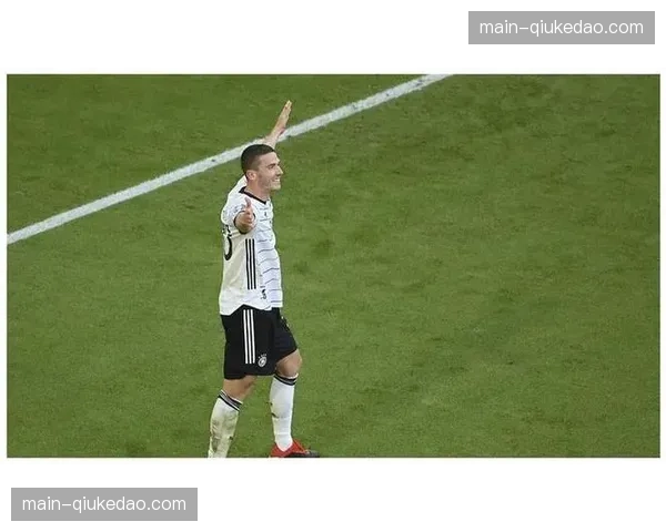 特写:柏林联合老将戈森斯指导年轻边翼卫如何进行协同压迫 特写:柏林联合老将戈森斯指导年轻边翼卫如何进行协同压迫